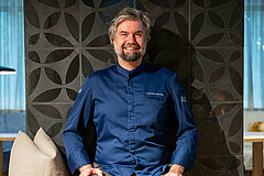 Thomas Gruber Executive Chef im Haus Zirngast sitzend am Kamin im Gasthaus